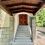 Tesla House ホステル *
