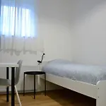 Tesla House ホステル *