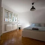 Tesla House ホステル