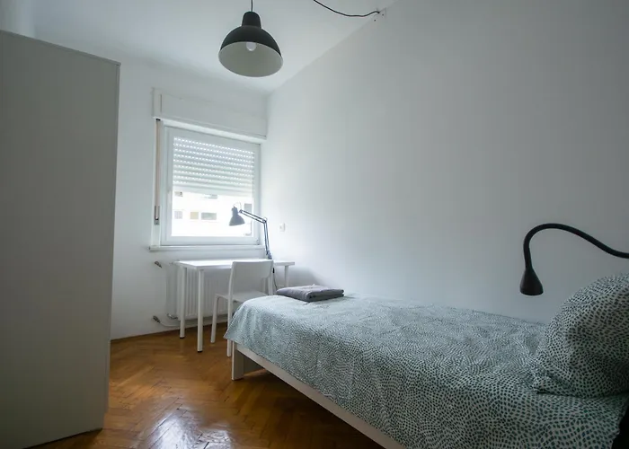 Tesla House بيت شباب *