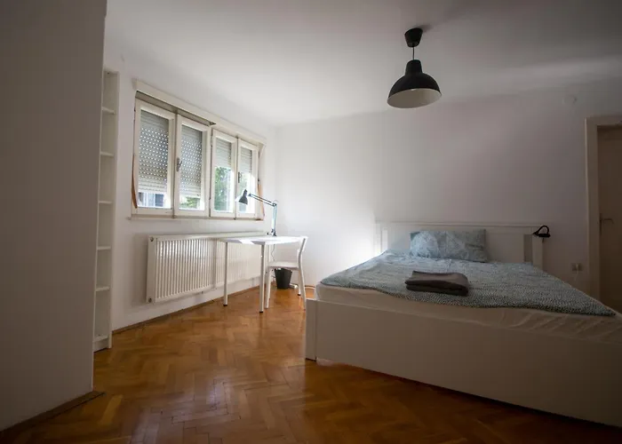 Tesla House بيت شباب