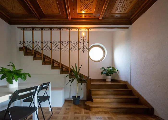 Tesla House بيت شباب *