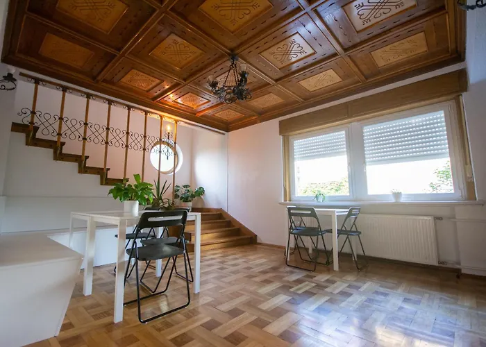 Tesla House بيت شباب