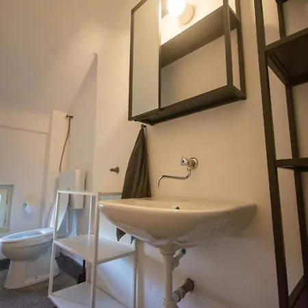 Vandrarhem Tesla House *