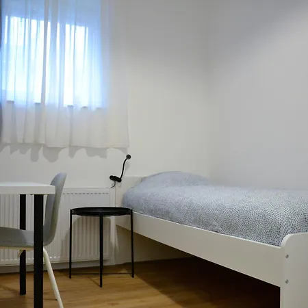 Tesla House Vandrarhem *