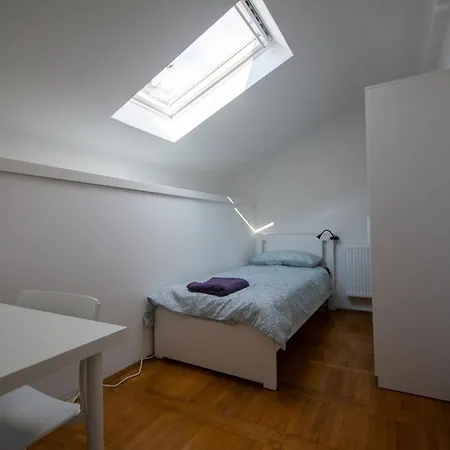 Vandrarhem Tesla House *