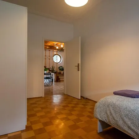 Vandrarhem Tesla House