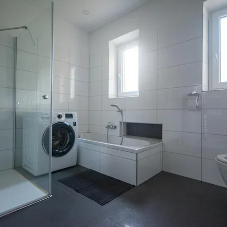 Tesla House بيت شباب *