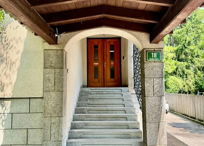 Tesla House אכסניה *