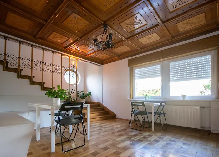 אכסניה Tesla House